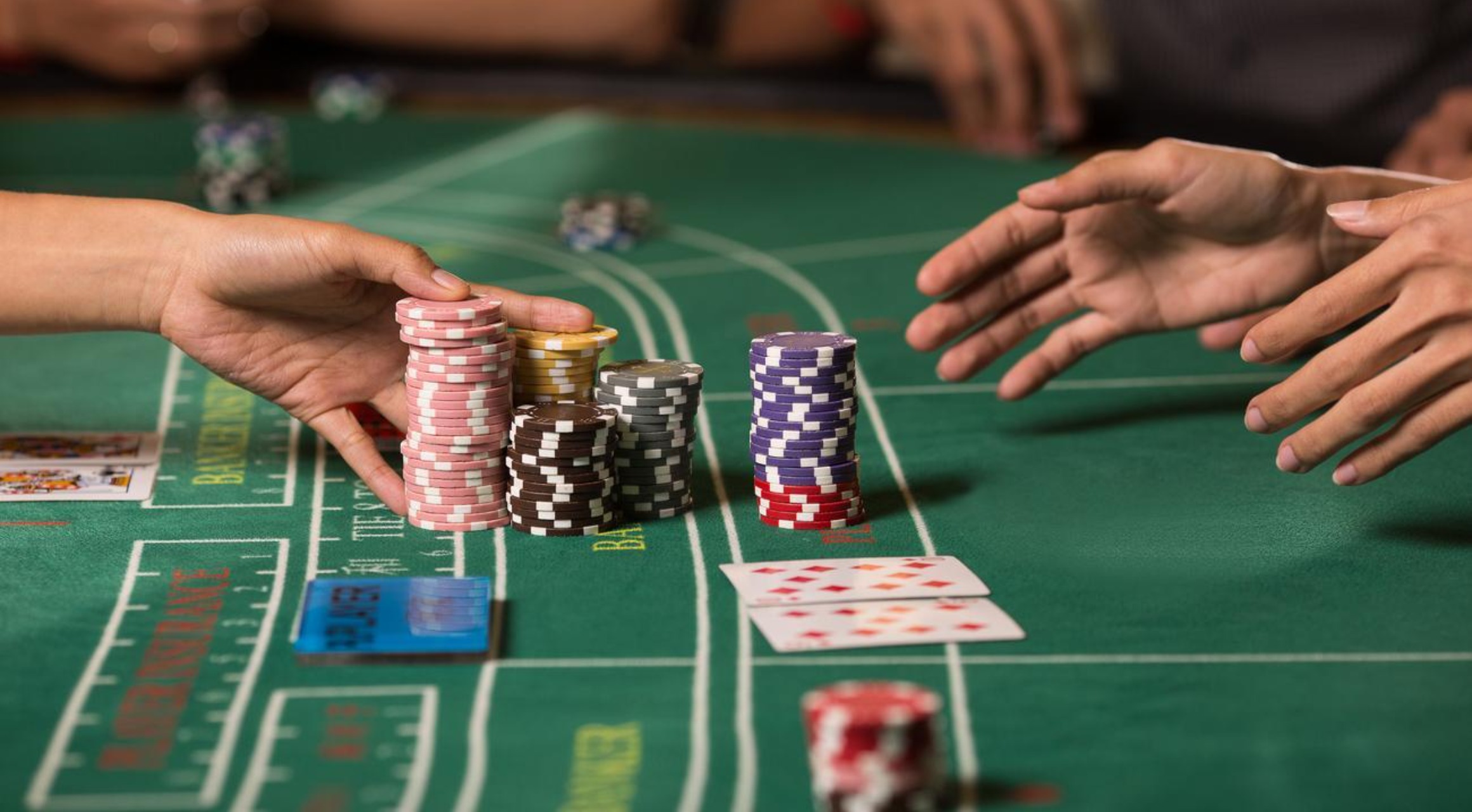 How to Play Baccarat: Rules, Odds, & Tips